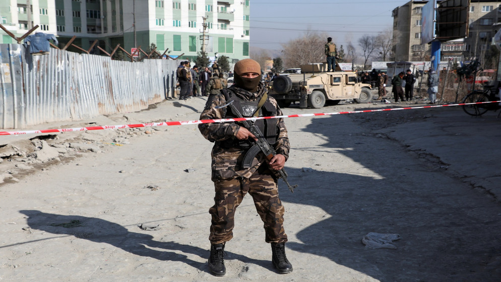 صورة أرشيفية لضابط أمن أفغاني يقف لحراسة موقع انفجار. أفغانستان. 15 ديسمبر 2020. (عمر سبحاني)