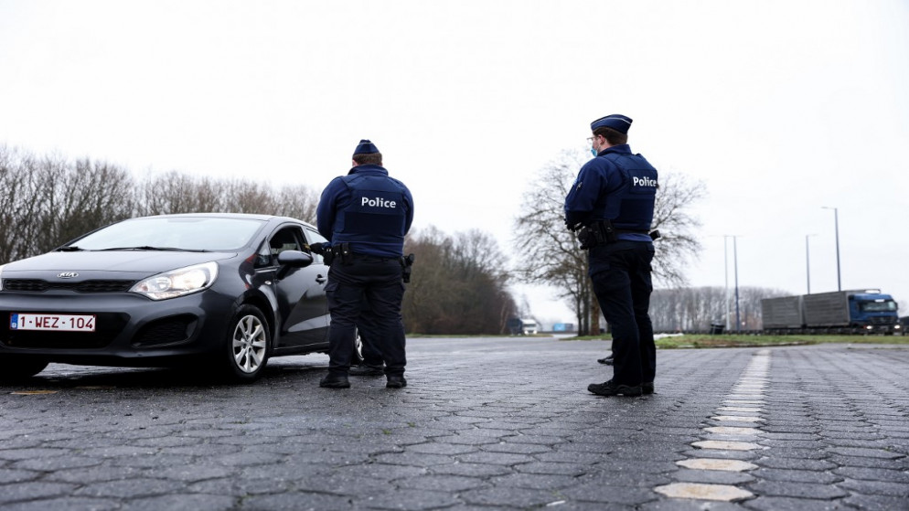 رجلا أمن عند معبر هنسيس الحدودي بين فرنسا وبلجيكا، 27 كانون الثاني/يناير 2021. (أ ف ب)