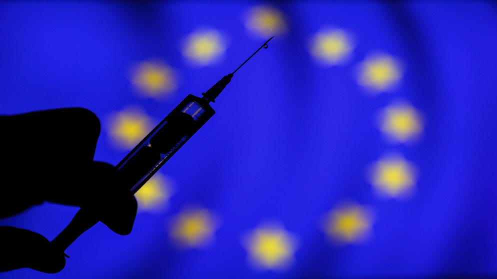 اعتمدت المفوضية الأوروبية قاعدة تنظيمية تخضع بموجبها اللقاحات لـ"تصريح تصدير" تصدره الدول. (shutterstock)