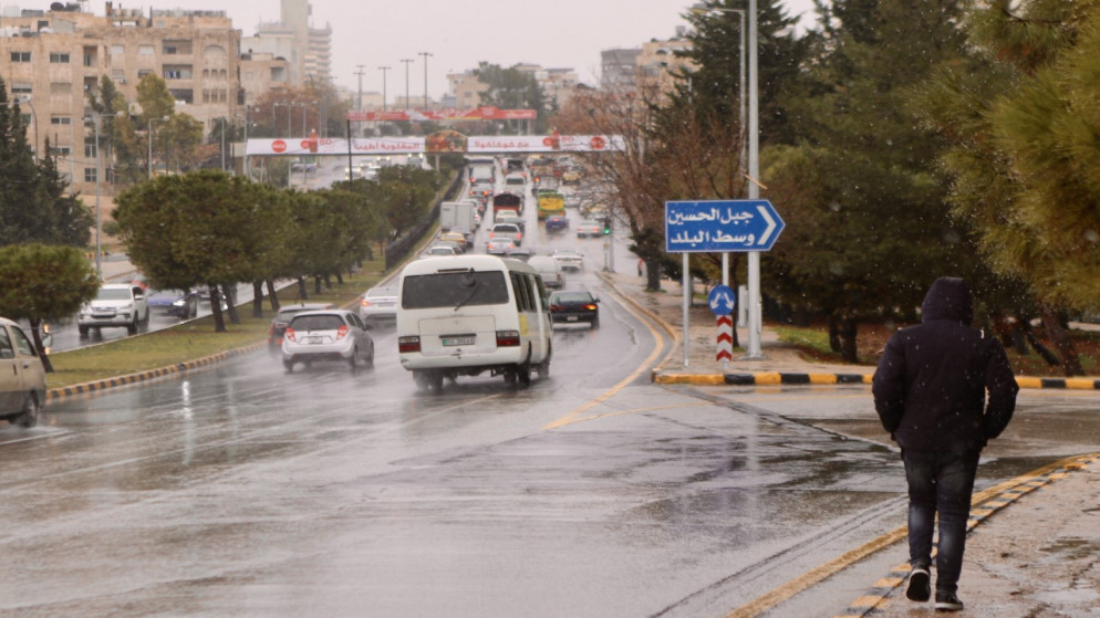 تساقط الأمطار في شارع الاستقلال في العاصمة عمّان، 20 كانون الثاني/ يناير 2021. (صلاح ملكاوي / المملكة)