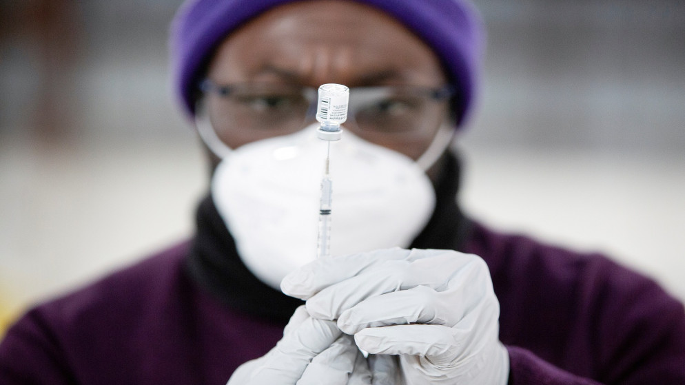 صيدلي يجهز  لقاحًا ضد فيروس كورونا المستجد (COVID-19) في مركز أحداث مقاطعة كلارك في أرض المعارض في ريدجفيلد ، واشنطن ، الولايات المتحدة .27 يناير 2021. (رويترز)