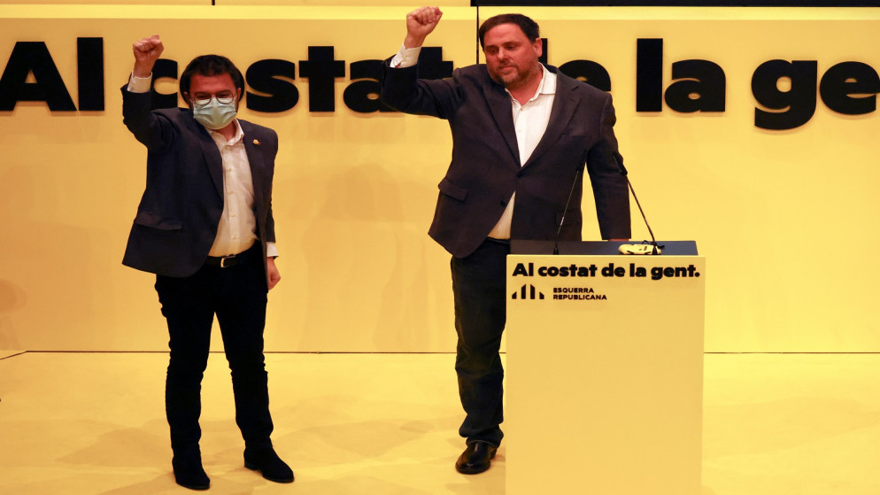 الزعيمان الانفصاليان الكتالونيان أوريول جونكيراس وبيري أراغونيس يلوحان خلال اجتماع للحزب الجمهوري اليساري الكاتالوني (ERC) ، حيث تبدأ الحملة السياسية لانتخابات 14 فبراير ، في بادالونا ، بالقرب من برشلونة ، إسبانيا . 29 يناير 2021.( رويترز)