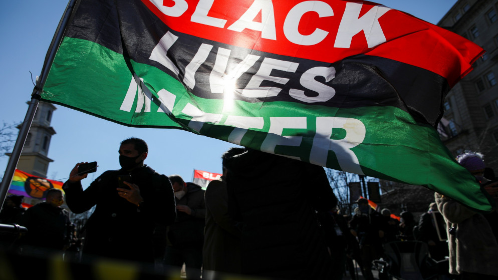 مناصرون للرئيس الأميركي جو بايدن في ميدان "حياة السود مهمة" في العاصمة الأميركية واشنطن، 20 كانون الثاني/يناير 2021. (أحمد جابر/ رويترز)