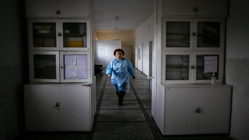 الطبيبة البلغارية ماريا بوغويفا في مستشفى مدينة دوبنيتسا البلغارية. (أ ف ب)