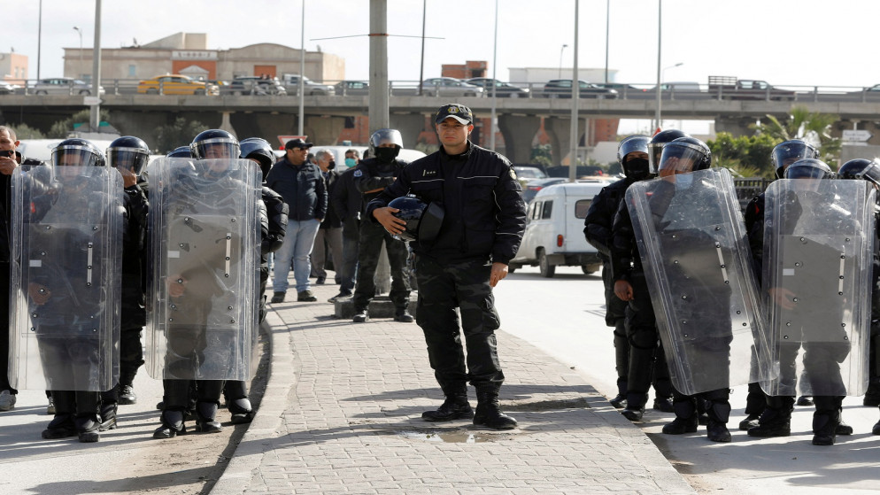 عناصر من الشرطة يقفون في حراسة أثناء مظاهرة مناهضة للحكومة في تونس العاصمة، 26 كانون الثاني/يناير 2021. (رويترز / زبير السويسي)