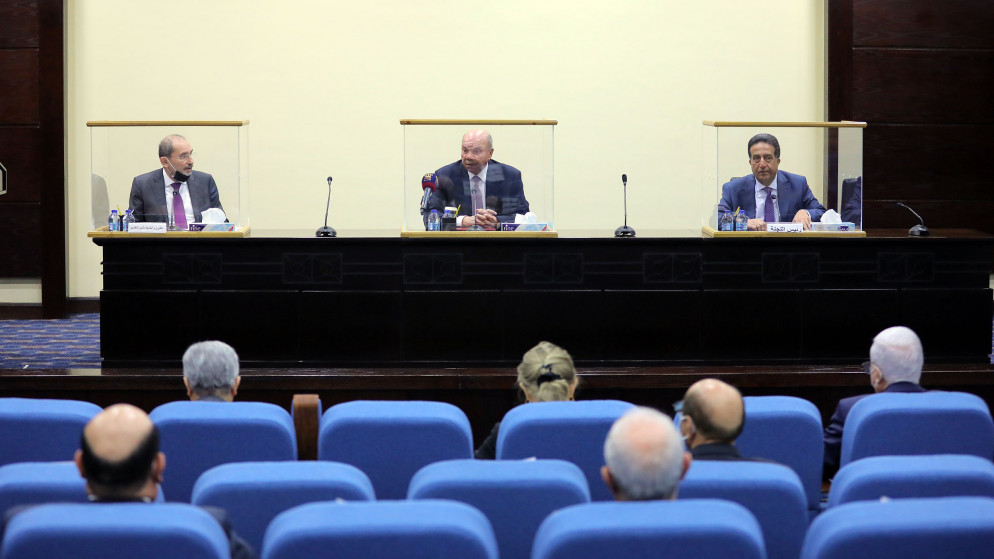 رئيس مجلس الأعيان، فيصل الفايز (وسط) جانبًا من لقاء خارجية الأعيان مع وزير الخارجية أيمن الصفدي (يسار). (مجلس الأعيان)