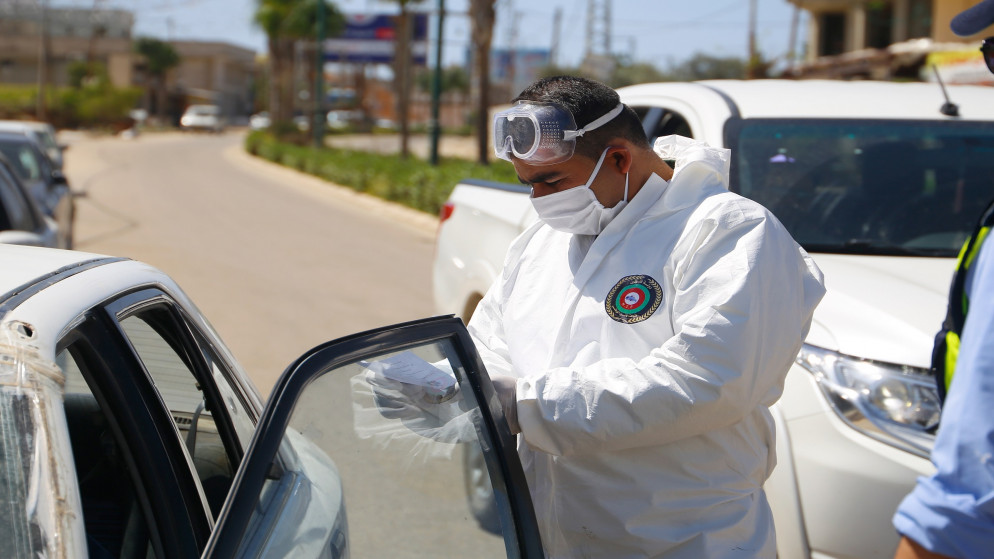 أحد أفراد طاقم طبي يرتدي كمامات للوقاية من كوفيد-19 عند حاجز أمني على طريق قلقيلية في الضفة الغربية المحتلة. 04/04/2020. (shutterstock)