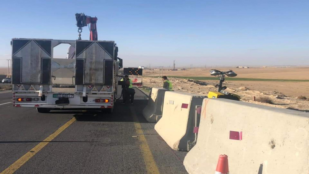 وضع حواجز خرسانية لأطراف الطريق الصحراوي في منطقة الدامخي. (وزارة الأشغال)