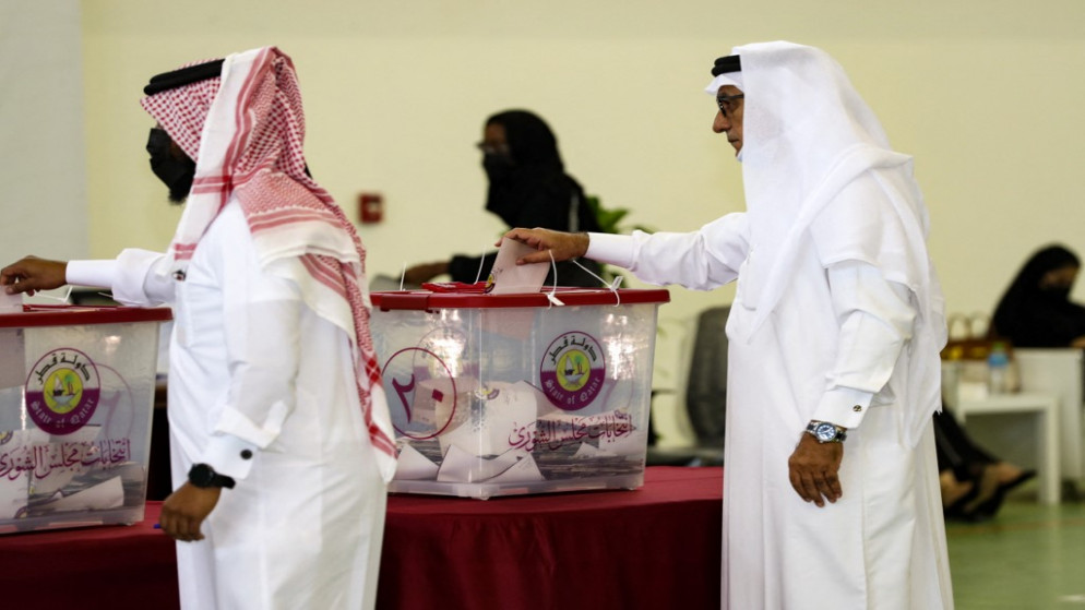 رجل قطري يدلي بصوته في مركز اقتراع في مدينة الخور الساحلية الشمالية، على بعد حوالي 50 كيلومترًا شمال العاصمة الدوحة، 2/10/2021 (أ ف ب)