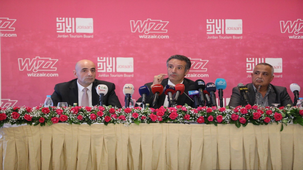 وزير السياحة والآثار نايف الفايز والمدير العام لهيئة تنشيط السياحة عبد الرزاق عربيات خلال مؤتمر صحفي. (بترا)