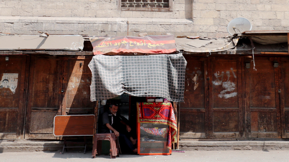 رجل يجلس أمام متجره بجوار أكشاك في القاهرة القديمة بمصر. 14/09/2021. (عمرو دلش/ رويترز)