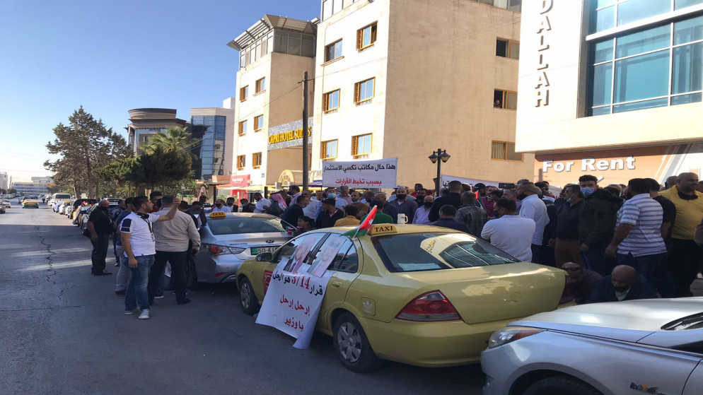 جانب من اعتصام للمطالبة بتطبيق قرار تحرير 30% من مكاتب تكسي الاستثمار في عمّان. (المملكة)