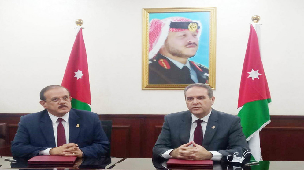 وزير الصحة فراس الهواري (يمين) مع رئيس جامعة مؤتة عرفات عوجان. (وزارة الصحة)