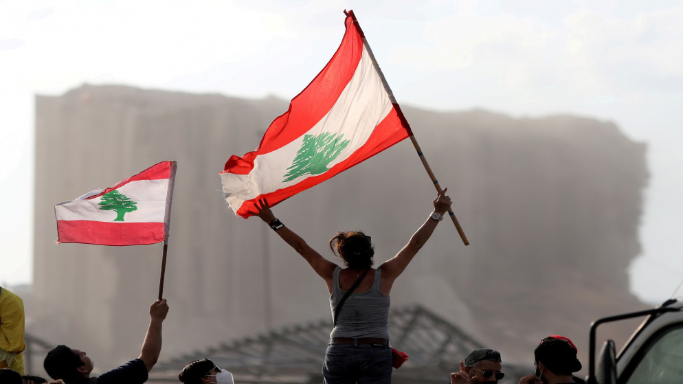 متظاهرون قرب موقع انفجار مرفأ بيروت، 11 آب/أغسطس 2020. (رويترز)