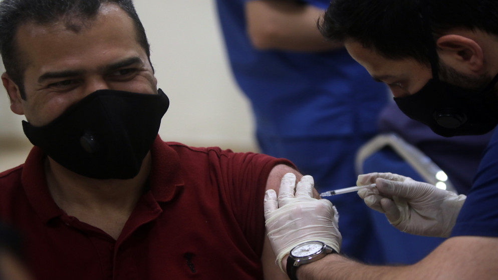 حملة لتقديم اللقاح المضاد لفيروس كورونا المستجد للمعلمين في عمّان. (صلاح ملكاوي/ المملكة)