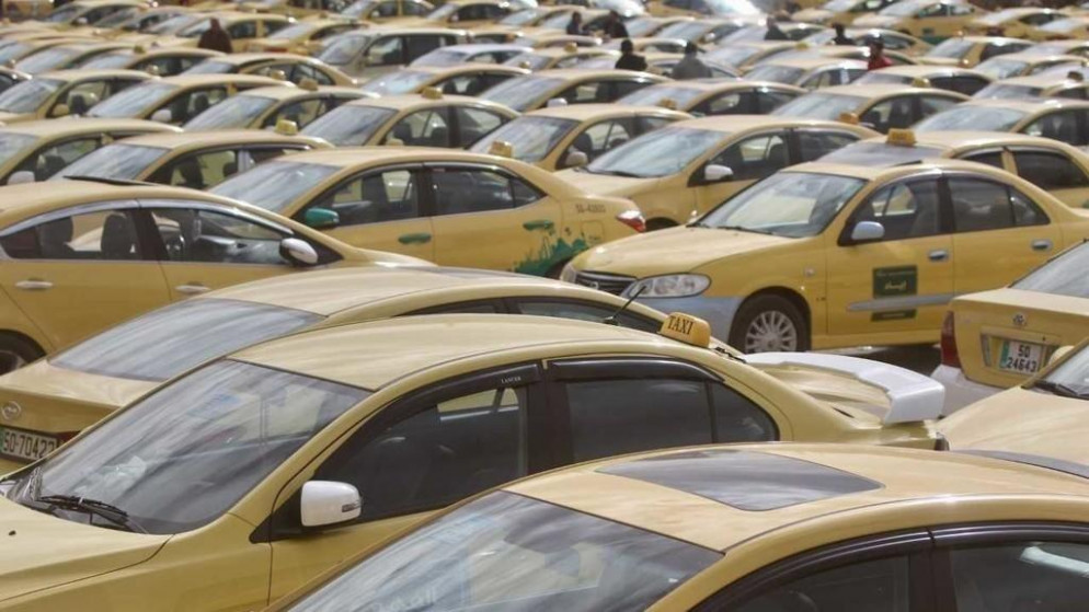 صورة أرشيفية لاصطفاف سيارات أجرة (التاكسي الأصفر) خلال اعتصام. (صلاح ملكاوي / المملكة)
