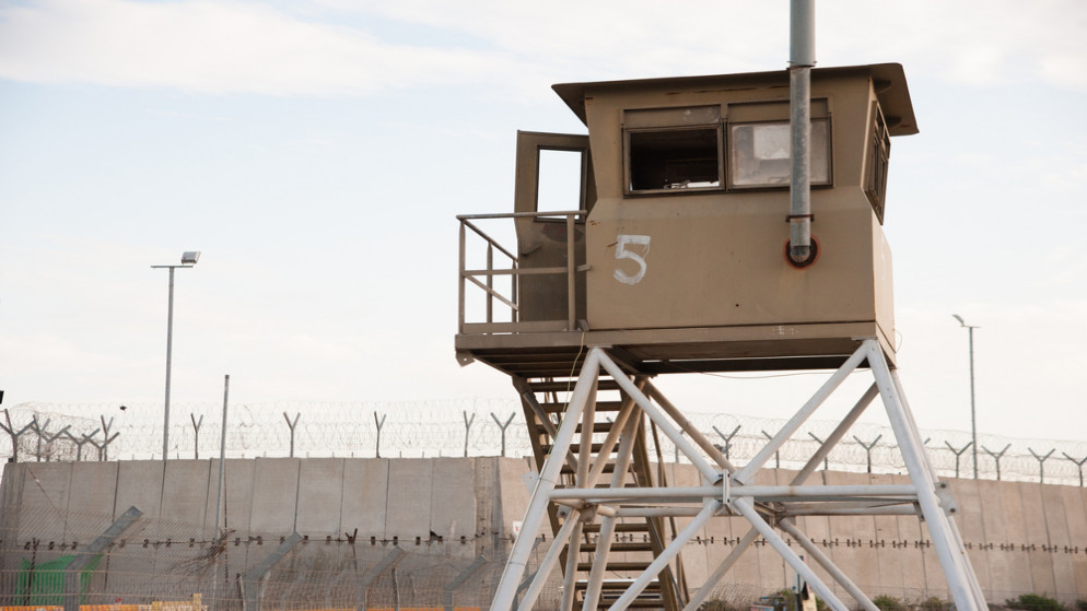 برج مراقبة في سجن عوفر العسكري الإسرائيلي مقام على الأراضي الفلسطينية المحتلة في الضفة الغربية ، 22 تشرين الثاني/نوفمبر 2013. (shutterstock)