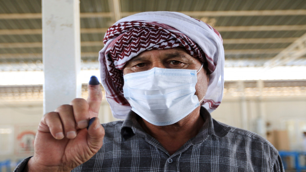 عراقي يُظهر إصبعه المحبر بعد الإدلاء بصوته في مركز اقتراع في دهوك، 8 تشرين الأول/أكتوبر 2021. (رويترز)