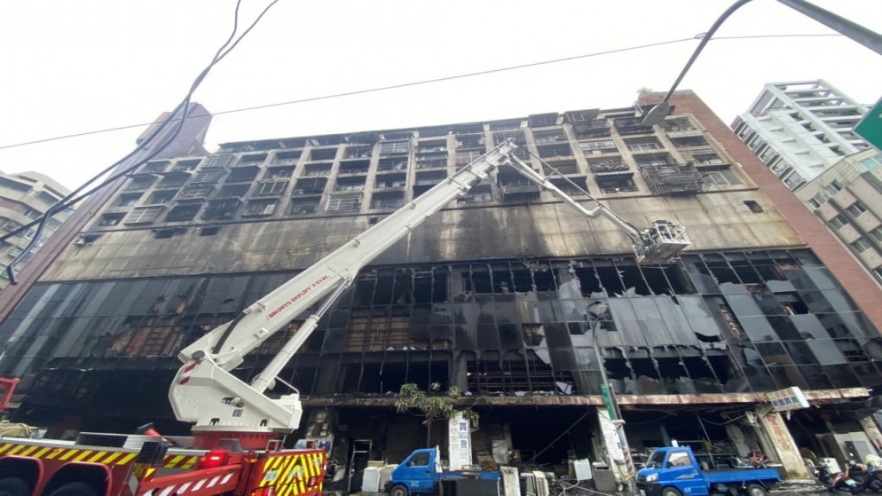 أفراد الطوارئ في موقع الحريق الذي اندلع طوال الليل في مبنى في مدينة كاوشيونغ جنوب تايوان ، مما أسفر عن مقتل ما لا يقل عن 46 شخصًا، وإصابة العشرات.14 أكتوبر 2021.(أ ف ب)