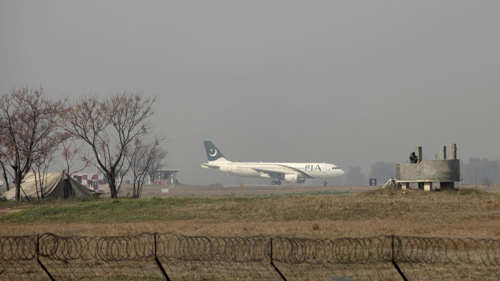 طائرة ركاب تابعة للخطوط الجوية الدولية الباكستانية تستعد للإقلاع من مطار بينظير الدولي في إسلام أباد.(رويترز)