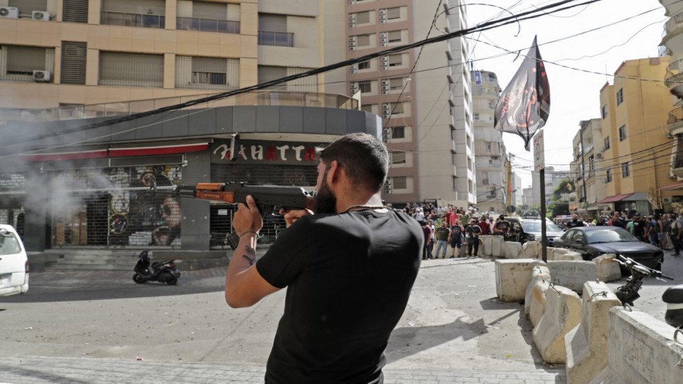 مسلح يطلق النار خلال اشتباكات في منطقة الطيونة بالضاحية الجنوبية للعاصمة بيروت، 14 تشرين الأول/أكتوبر 2021 (أ ف ب)