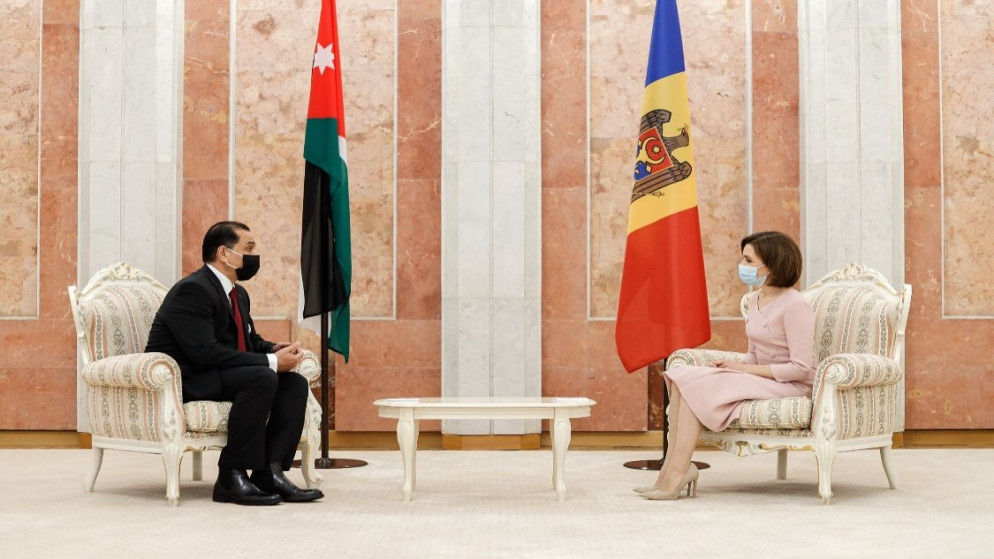 رئيسة جمهورية ملدوفا، مايا ساندو "يمين"، السفير سفيان سلمان القضاة "يسار". (بترا)