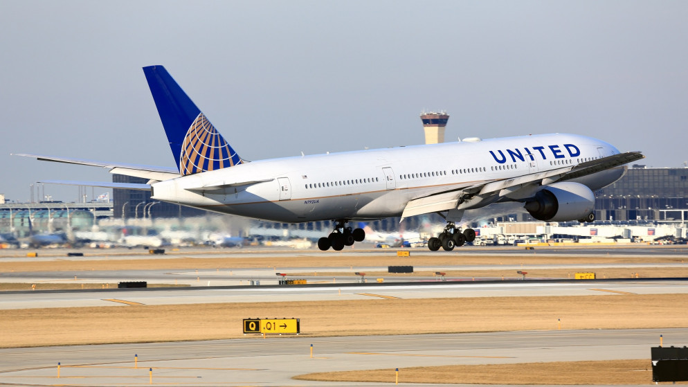 طائرة من نوع بوينج 777-200 تهبط في مطار أوهير الدولي. (shutterstock)