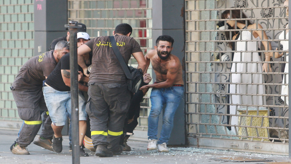 إجلاء جريح بعد اشتباكات مسلحة في بيروت. (رويترز)