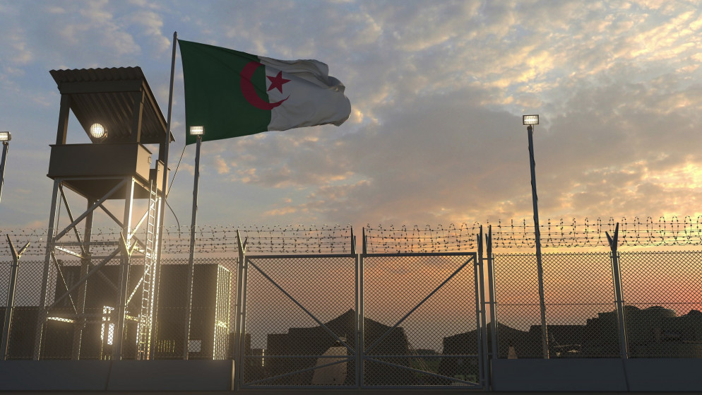 العلم الجزائري في قاعدة عسكرية. (Shutterstock)