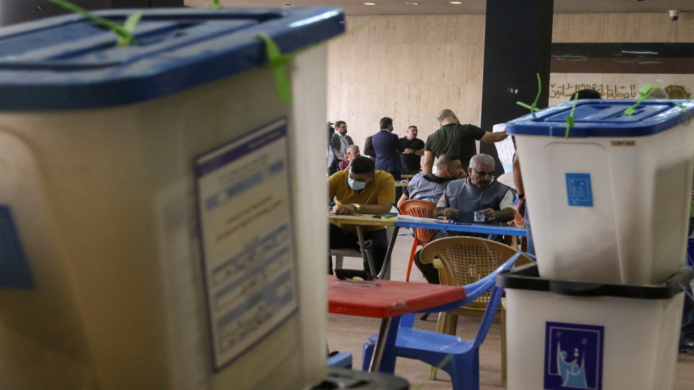 موظفو المفوضية العليا المستقلة للانتخابات في العراق يفرزون الأصوات في المنطقة الخضراء في بغداد، العراق، 13 تشرين الأول/أكتوبر 2021. (رويترز/ أحمد سعد)