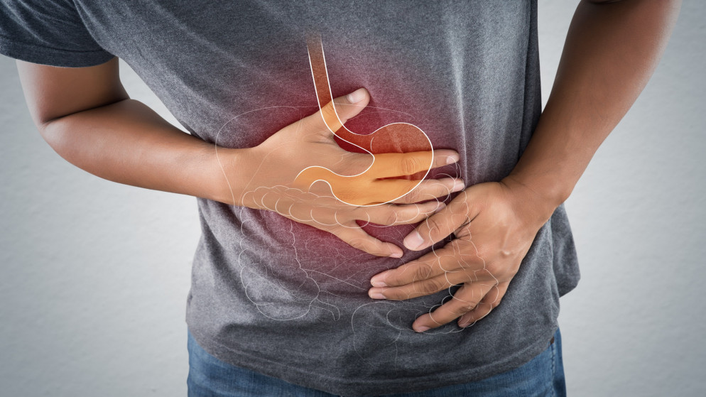 صورة توضيحية لشخص لديه آلام في المعدة. (shutterstock)