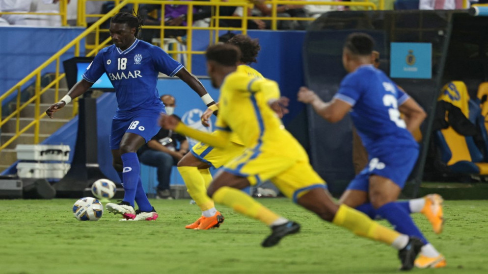 الفرنسي بافيتمني غوميس مهاجم الهلال السعودي يمسك الكرة خلال نصف نهائي دوري أبطال آسيا أمام النصر السعودي. 19 تشرين الأول/أكتوبر 2021. (أ ف ب)