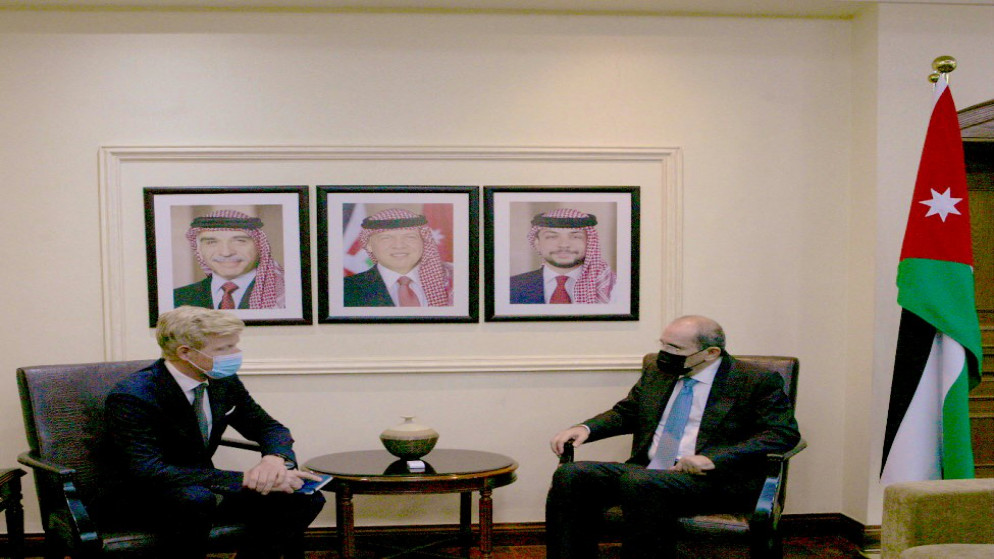 نائب رئيس الوزراء وزير الخارجية وشؤون المغتربين أيمن الصفدي (يمين) مع المبعوث الخاص للأمين العام للأمم المتحدة إلى اليمن هانس غروندبرغ. (وزارة الخارجية)