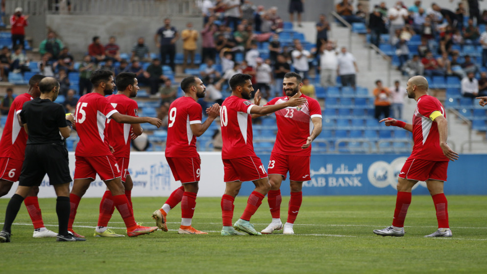 لاعبو المنتخب الوطني لكرة القدم يحتفلون بهدف في مرمى أوزبكستان. (الاتحاد الأردني لكرة القدم)