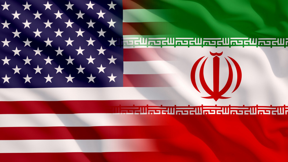 علما إيران (يسار) والولايات المتحدة الأميركية. (shutterstock)