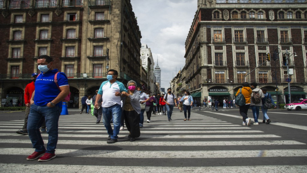 أشخاص يسيرون في شوارع المركز التاريخي لمدينة مكسيكو سيتي .16 أكتوبر 2021. (أ ف ب)
