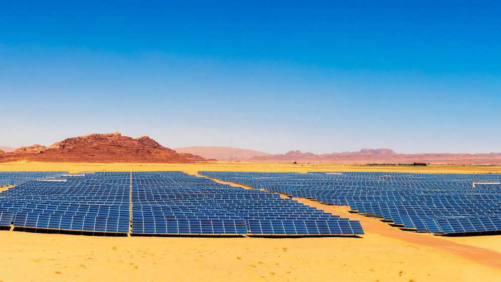 مشروع خلايا شمسية لتوليد الكهرباء في وادي رم جنوبي الأردن. (Shutterstock)