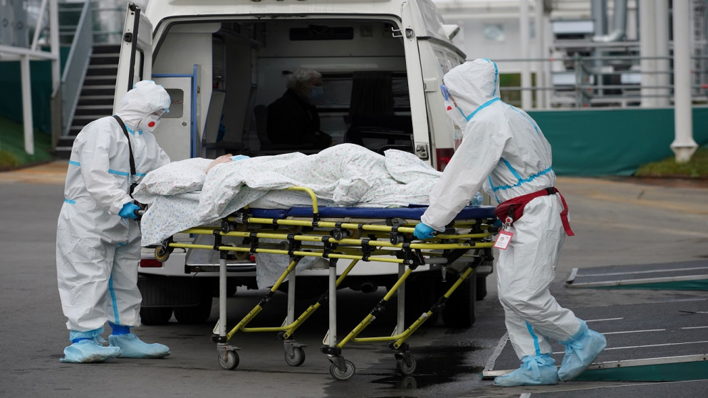 أطباء ينقلون مريضا خارج مستشفى للأشخاص المصابين بفيروس كورونا في موسكو، روسيا، 13  تشرين الأول/أكتوبر  2021. (رويترز / تاتيانا ماكييفا)