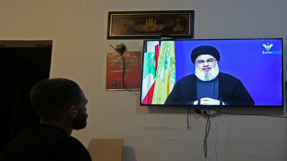رجل يشاهد زعيم حزب الله اللبناني حسن نصر الله يتحدث على شاشة التلفزيون. 29 أيلول/سبتمبر 2020. (رويترز)