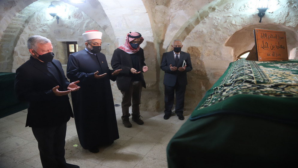جلالة الملك عبدالله الثاني خلال زيارته مقام الصحابي معاذ بن جبل في لواء الأغوار الشمالية. (الديوان الملكي الهاشمي)