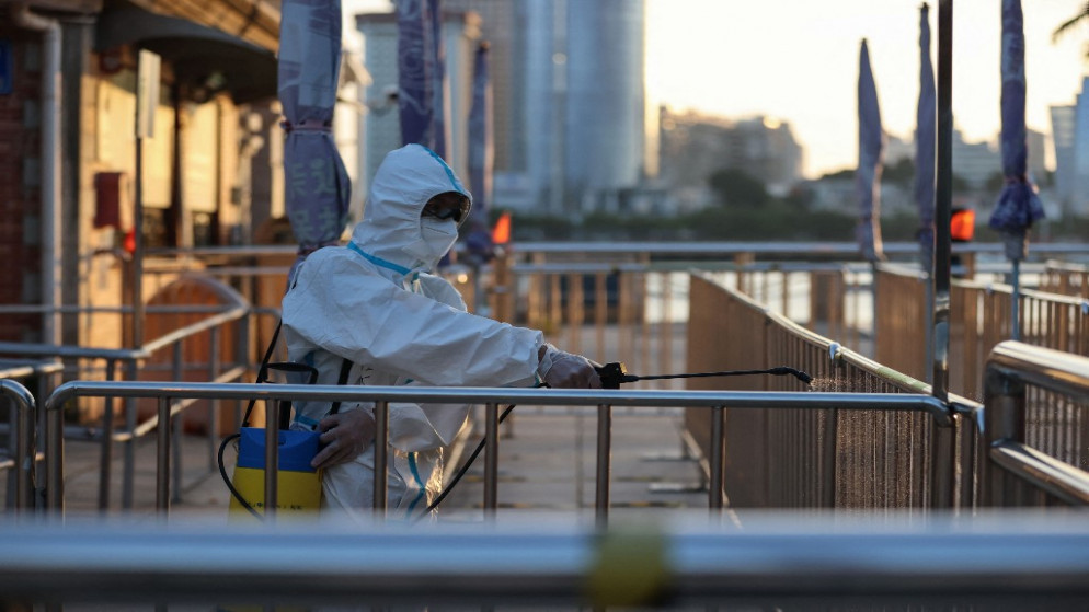 عمليات تعقيم للحد من انتشار فيروس كورونا في الصين. (رويترز)