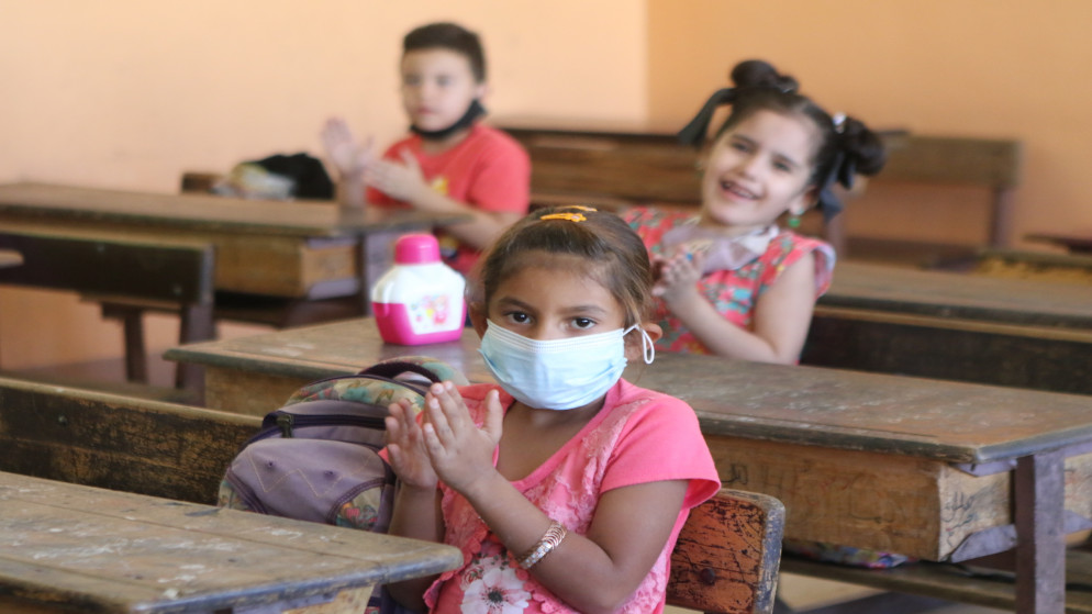 طالبات يرتدين كمامات للوقاية من فيروس كورونا المستجد في أحد مدارس عمّان. (صلاح ملكاوي/ المملكة)