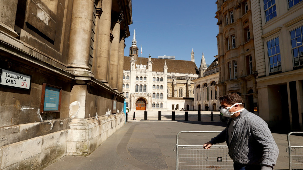 رجل يرتدي كمامات واقية من كورونا في مدينة لندن خلال تفشي فيروس كورونا ببريطانيا. 14/04/2021. (جون سيبلي / رويترز)