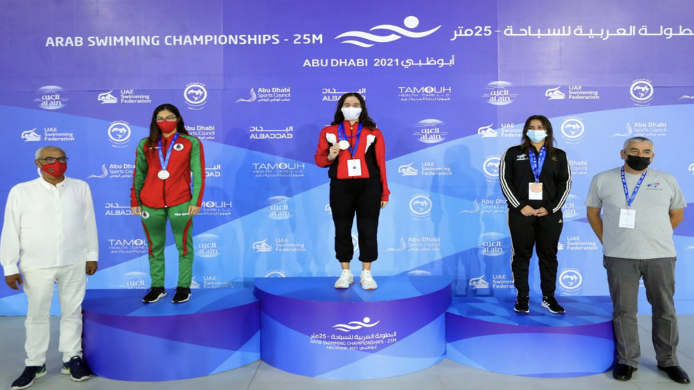 جانب من التتويج بالميداليات في البطولة العربية الأولى للأعمار السنية. (اللجنة الأولمبية الأردنية)