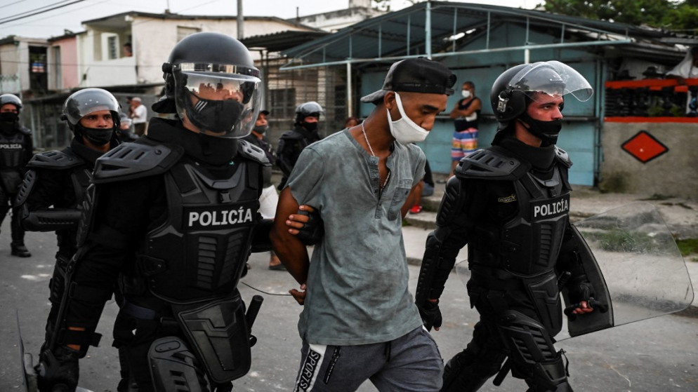 القبض على رجل أثناء تظاهرة ضد حكومة الرئيس ميغيل دياز كانيل في بلدية أرويو نارانجو ، هافانا، 12 يوليو 2021. (أ ف ب)