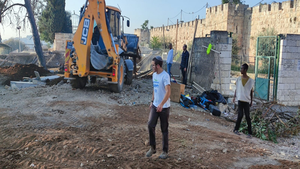 جزء من أعمال تجريف تنفذها قوات الاحتلال الإسرائيلية في جزء من المقبرة اليوسفية في القدس. (وفا)