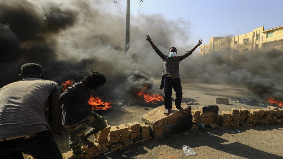 متظاهرون سودانيون يحرقون الإطارات لقطع طريق في شارع الستين بالعاصمة الخرطوم للتنديد باعتقالات الجيش لأعضاء الحكومة السودانية. 25/10/2021. (أ ف ب)