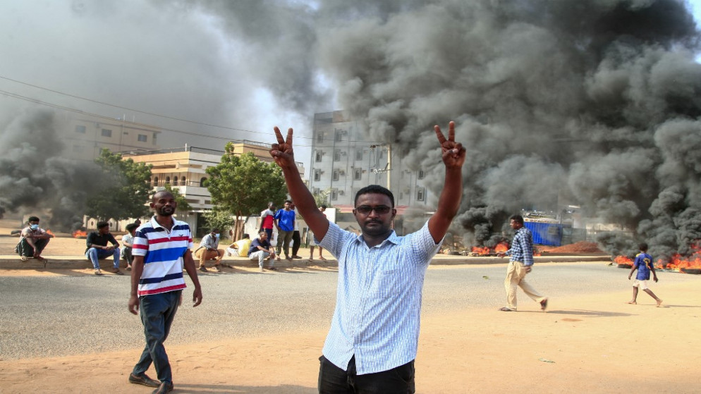 متظاهر سوداني يرفع علامة النصر خلال مظاهرة في العاصمة الخرطوم للتنديد باعتقالات الجيش لأعضاء الحكومة السودانية ليلا. 25/10/2021. (أ ف ب)