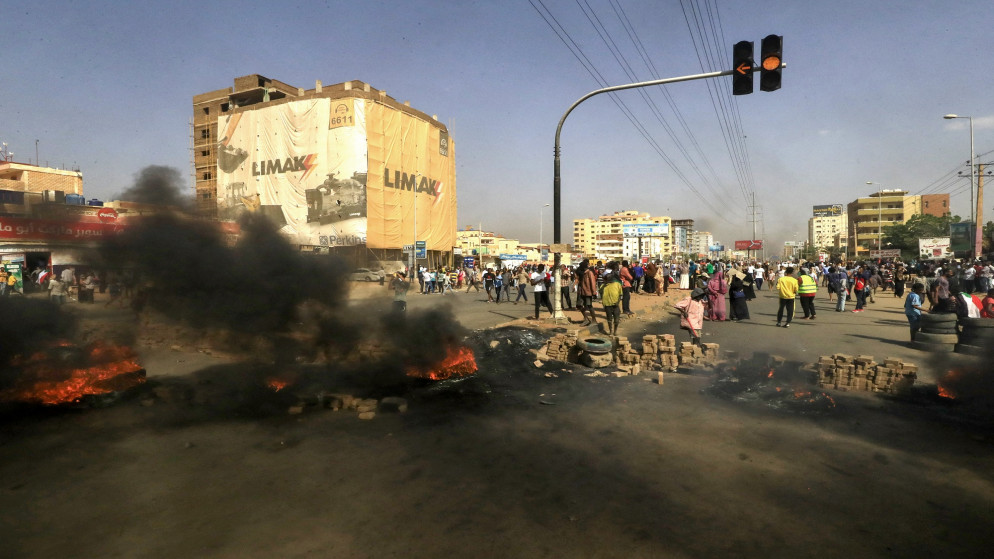 متظاهرون سودانيون يستخدمون الطوب والإطارات المحترقة لإغلاق شارع الستين بالعاصمة الخرطوم. 25 أكتوبر / تشرين الأول 2021. (أ ف ب)