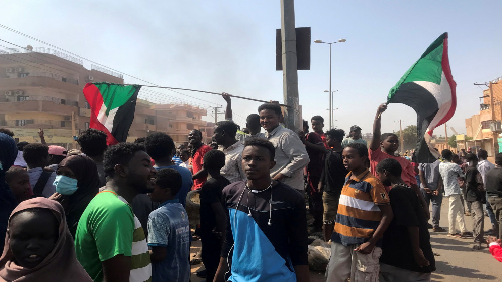 متظاهرون يتجمعون خلال ما تصفه وزارة الإعلام بانقلاب عسكري في الخرطوم، السودان، 25 أكتوبر / تشرين الأول 2021. (رويترز / محمد نور الدين عبد الله)
